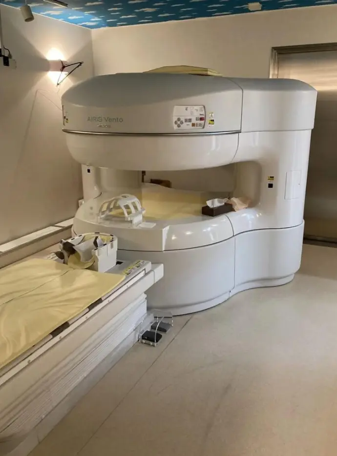 2014  Hitachi Airis Vento 0.3T MRI